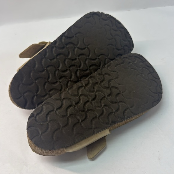 Used Birkenstock flip flop Beige Sandals with Gold Buckle women’s size 38 - Picture 6 of 6